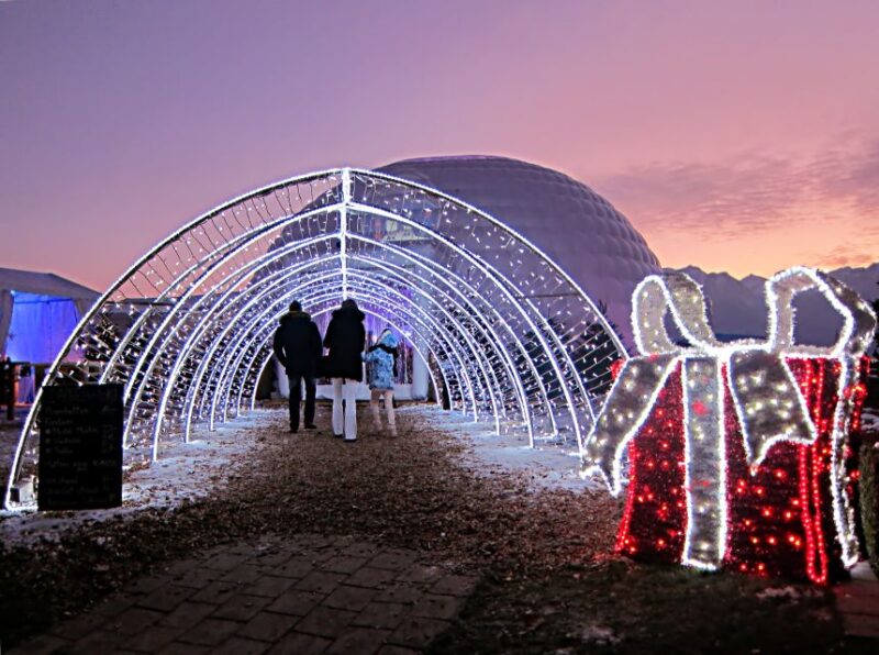 Vevey's Holiday Charm: A Festive Lakeside Stroll - Perusing Quai Perdonnet
