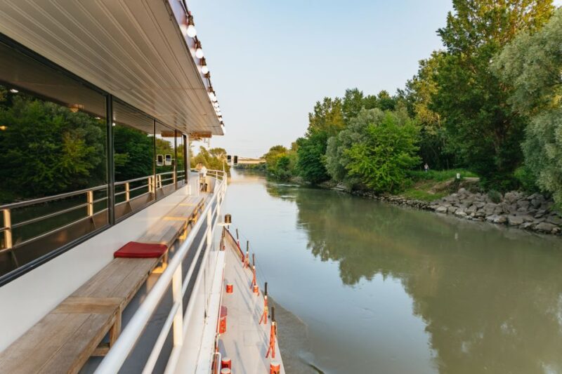 Vienna: 3-Course Evening Dinner Cruise - Sparkling Aperitif and 3-Course Menu