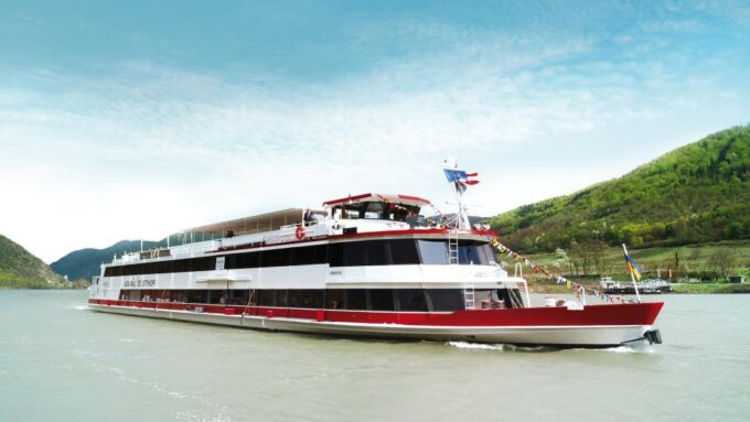 Vienna: Heurigen Cruise With Viennese Songs and Buffet - Inclusions and Highlights of the Cruise
