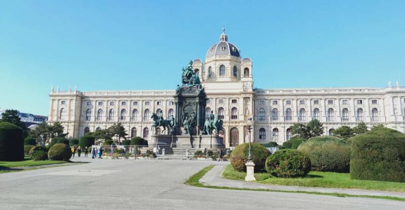 Vienna Historical Highlight City Tour + Wine Tasting - Shopping Streets of Kohlmarkt and Graben