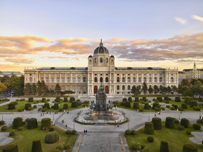Vienna: Kunsthistorisches Museum Guided Tour Incl. Admission - Kunstkammer Exhibit