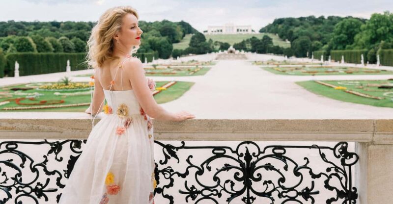 Vienna: Private Schönbrunn Gardens Photoshoot - Photoshoot Experience