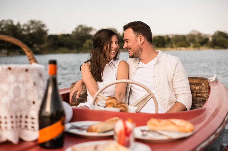 Vienna: Retro Boat Tour on the Danube River With Picnic - Experience Highlights