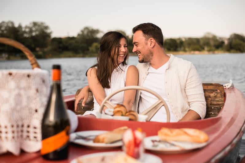 Vienna: Retro Boat Tour on the Danube River With Picnic - Picnic Details
