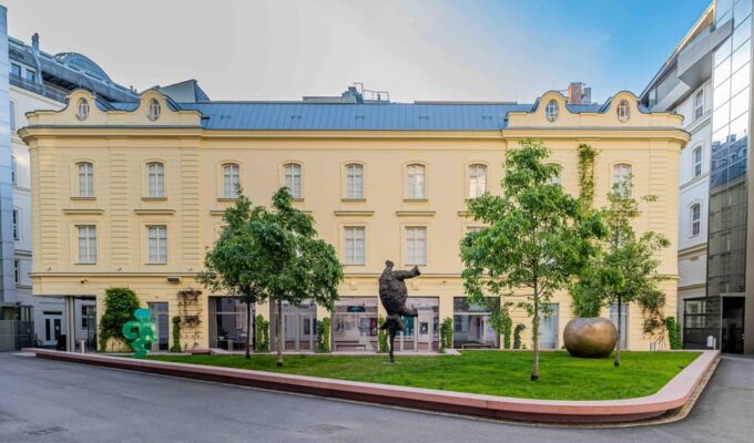 Vienna: Scenic Canal Cruise W/ Optional Heidi Horten Ticket - Dining and Refreshments