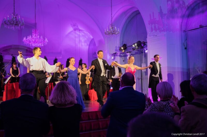 Vienna: Schönbrunn Christmas Market and Classical Concert - Visiting the Schönbrunn Palace
