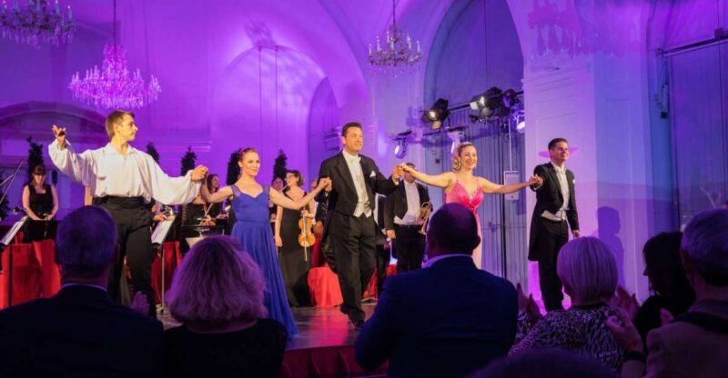 Vienna: Schönbrunn Palace Evening Tour, Dinner and Concert - Key Points