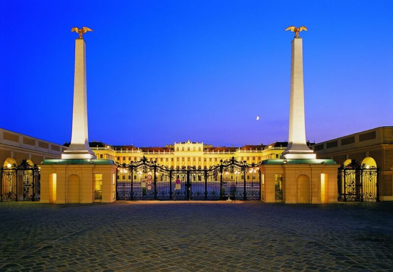 Vienna: Schönbrunn Palace Evening Tour, Dinner and Concert - Dining at Schönbrunn Palace