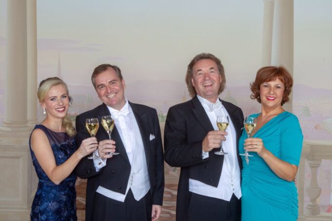 Vienna: Traditional Dinner Show at the Wiener Rathauskeller - Pricing and Availability