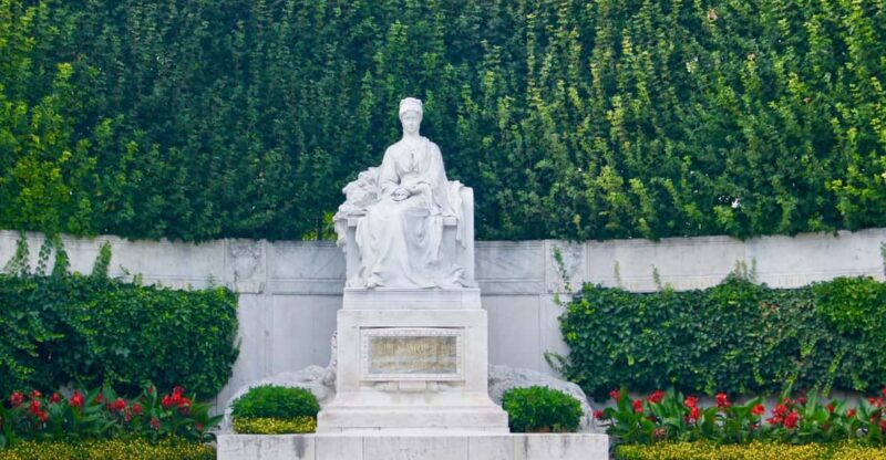 Vienna: Walking Tour in Spanish - Meeting Point and Duration