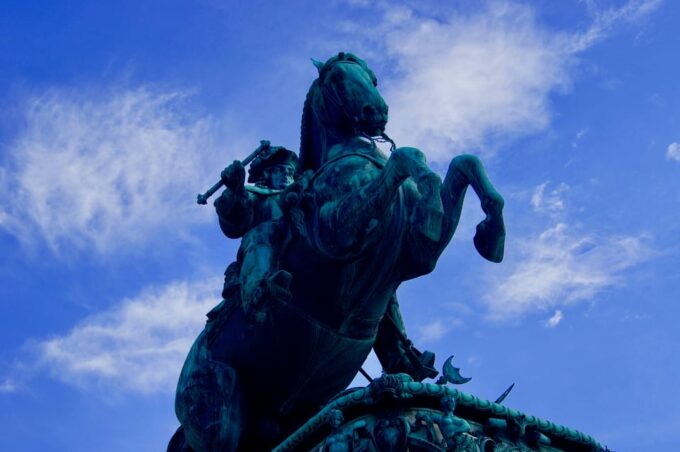 Vienna: Walking Tour in Spanish - Language and Guide Qualifications