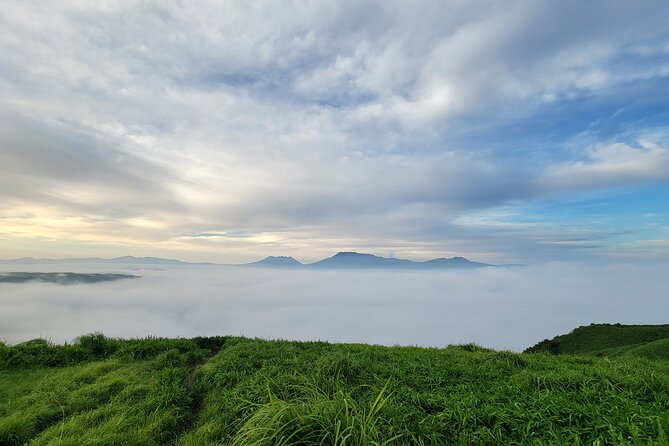 View the Sunrise and Sea of ​​Clouds Over the Aso Caldera - Sunrise and Sea of Clouds
