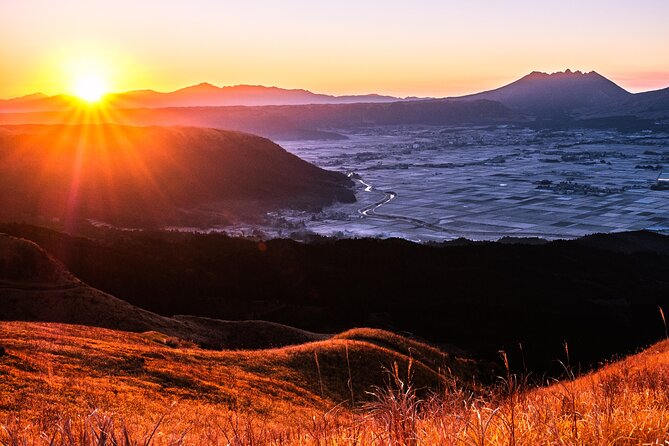 View the Sunrise and Sea of ​​Clouds Over the Aso Caldera - Flexible Pickup Locations