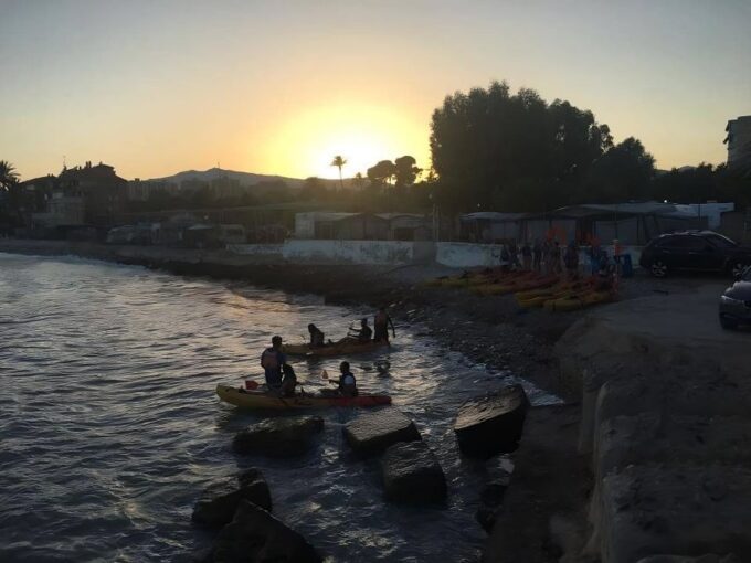 Villajoyosa: Moonlight Kayaking and Dinner Under the Stars - Suitability and Restrictions