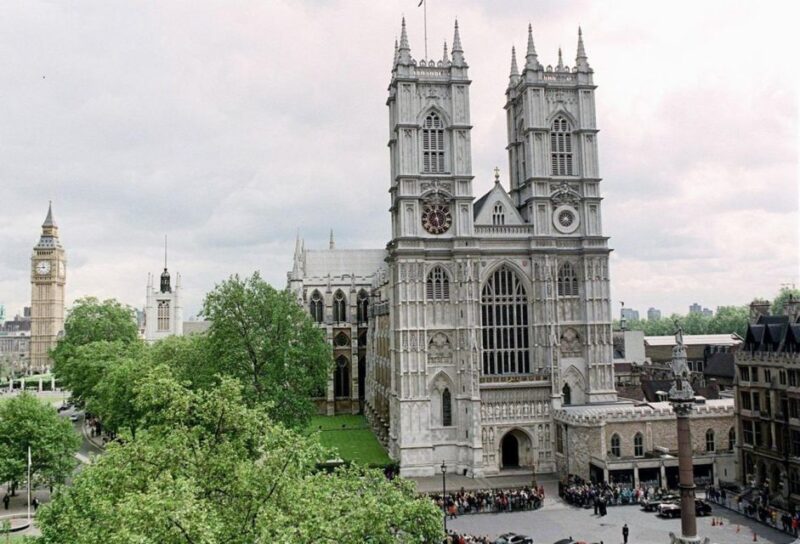 VIP Skip the Line Westminster Abbey & The Crown Highlights - Awe-inspiring Cloisters Architecture