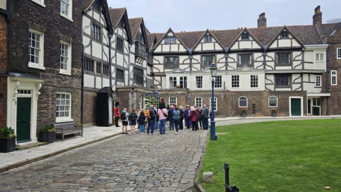 VIP Skip the Line Westminster Abbey & The Crown Highlights - Queen Elizabeth Gallery Exploration