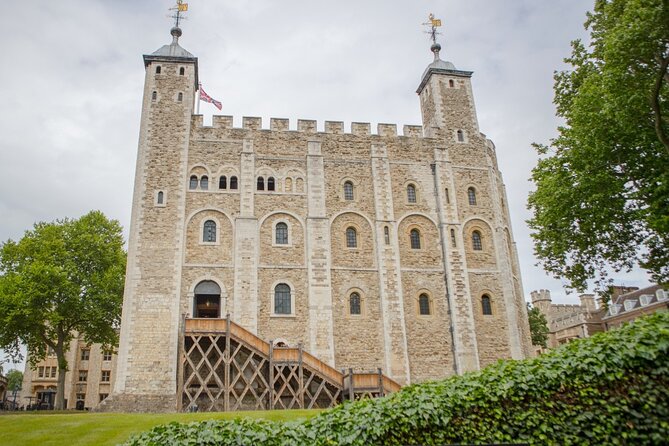 VIP Tower of London and Crown Jewels Tour With Private Beefeater Meet & Greet - Exploring the Crown Jewels