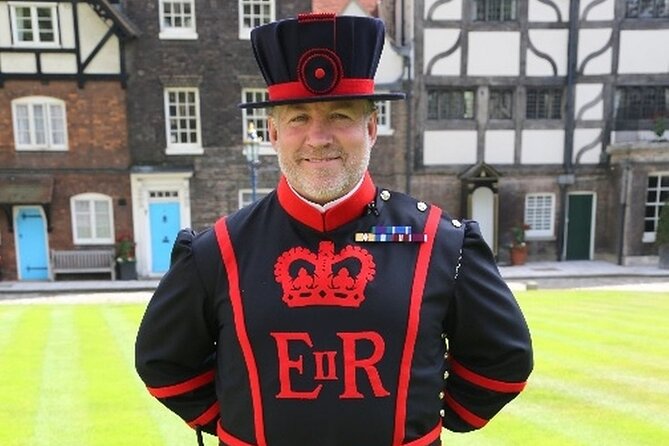 VIP Tower of London and Crown Jewels Tour With Private Beefeater Meet & Greet - Private Audience With a Beefeater