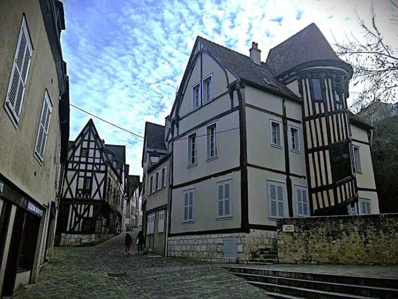 Visit Chartres Through Tales and Legends: From the Cathedral to the City! - Meeting Your Knowledgeable Tour Guide