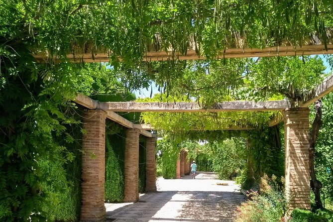 Visit the Alhambra and the Generalife. Private Tour - Engaging Storytelling