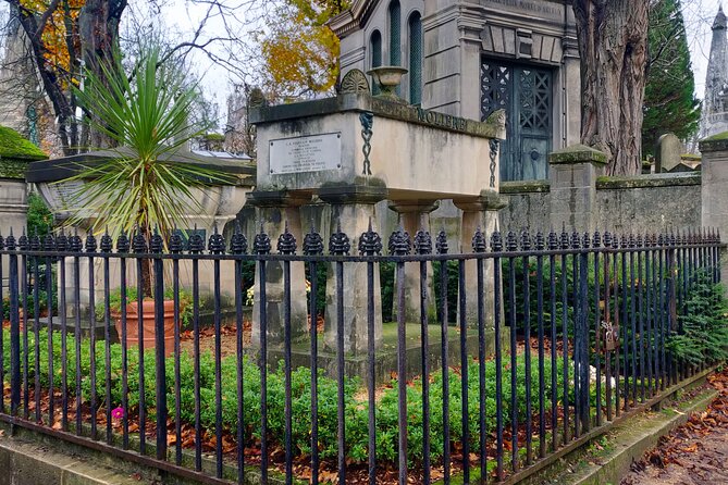 Visit to Père Lachaise Cemetery: a Self-Guided Tour - Navigating the Cemetery