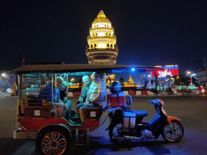 Visiting 9 Places in 3 Hours Tour by Tuk-Tuk in the Evening - Vibrant City Lights and Riverside