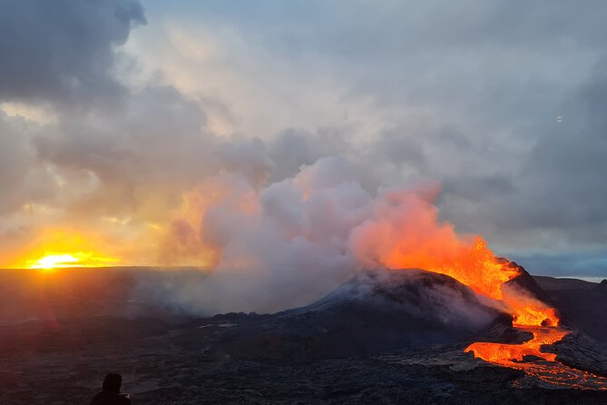 Volcano Hike With a Geologist Small-Group Tour - Group Size and Duration