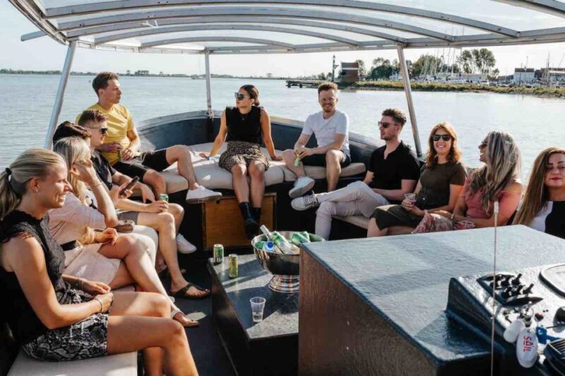 Volendam: Guided Cruise on Gouwzee Lake + 1 Free Drink - Included Amenities