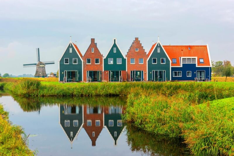 Volendam: Walking Tour With Audio Guide on App - Visiting Attractions