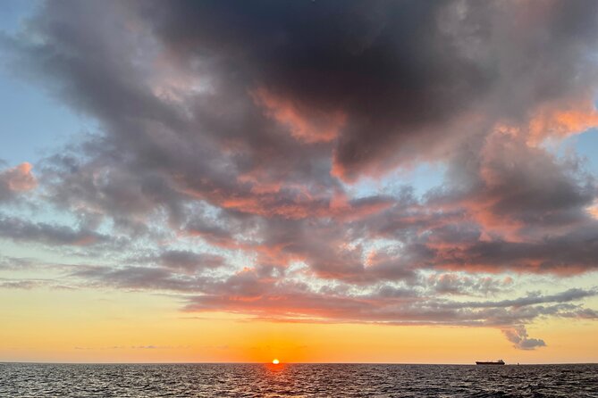 Waikiki Sunset Boat Cruise - Included Amenities