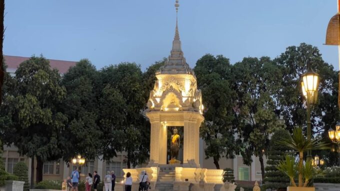 Walking Highlight City Tour of Phnom Penh City - Tour Duration and Group Size