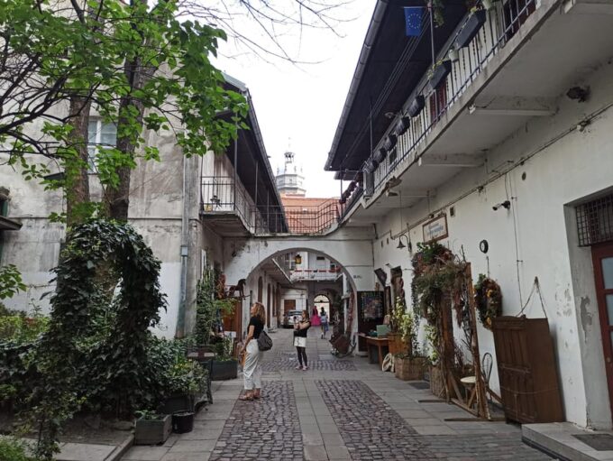 Walking Polaroid Tour With Snacks in Old Jewish Quarter - Food and Beverage Offerings