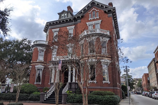 Walking Savannahs Hidden History Tour - Exploring Chippewa Square