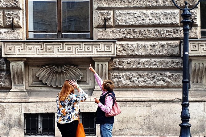 Walking Tour and Wine Tasting With Legends in the Castle District - Logistics and Accessibility