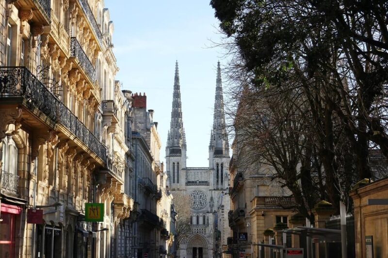 Walking Tour in Bordeaux With Tastings and Stories - Itinerary Highlights