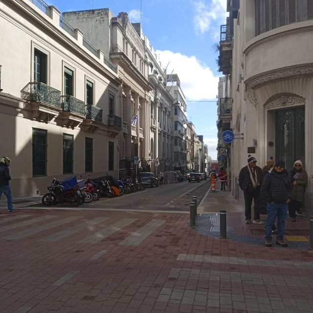 Walking Tour of Montevideo With a True Local Guide. - Exploring Plaza Independencia