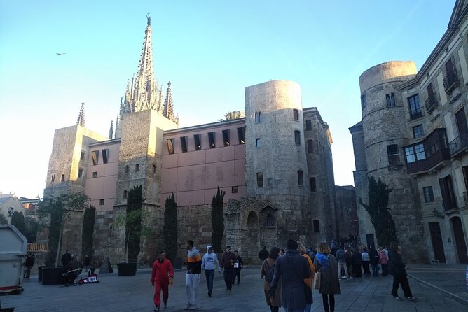 Walking Tour of the Gothic Quarter of Barcelona With Pintxos Tasting - Tour Timing and Duration