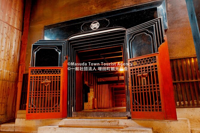 Walking Tour of Wealthy Merchants Storehouses in Akita - Exploring the Mansions