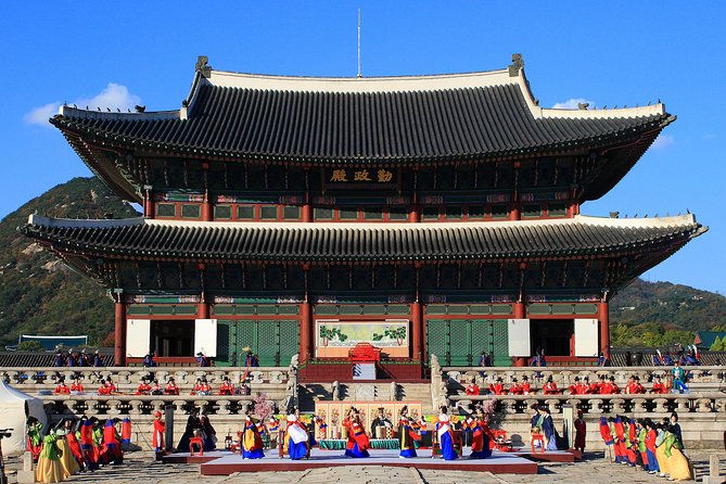 Walking Tour With Gyeongbokgung Palace, Bukchon, Insadong - Tour Features