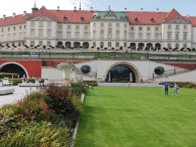 Warsaw: 2-Hour Old Town Walking Tour - Meeting Point and Accessibility