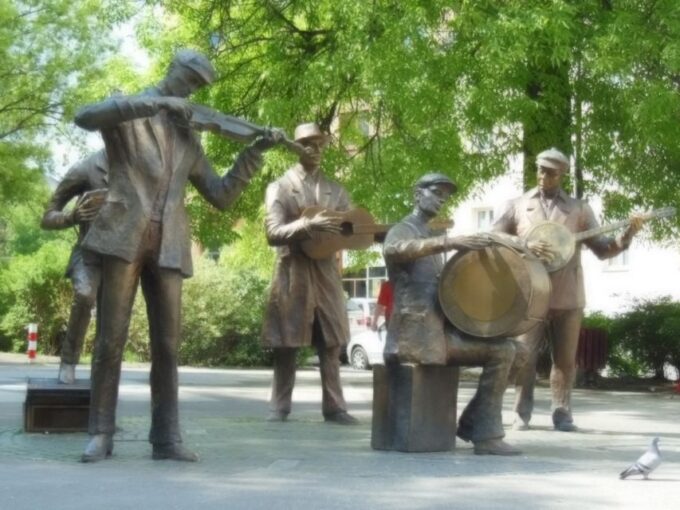 Warsaw: 2-Hour Praga Walking Tour - Wartime Experiences and Heroism