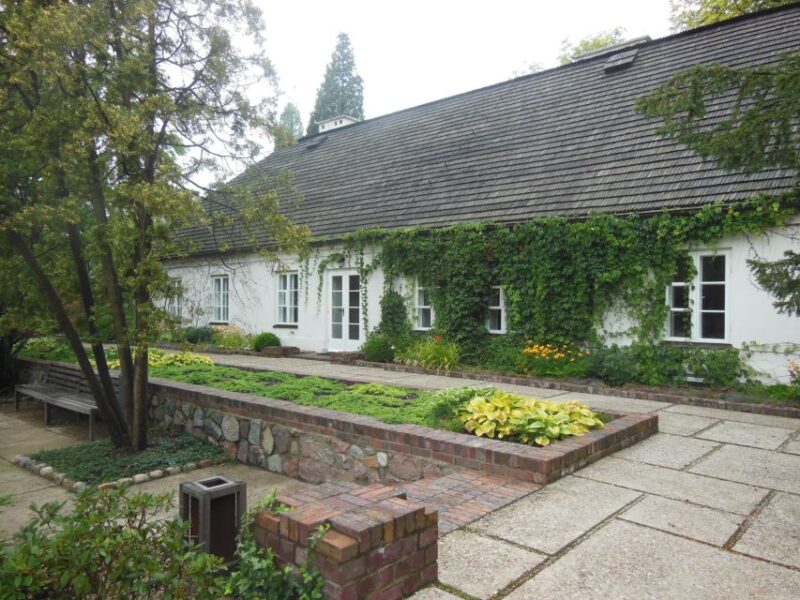 Warsaw: Day Trip to Mazovia Province and Chopins Birthplace - Discover the Radziwiłł Family Residence