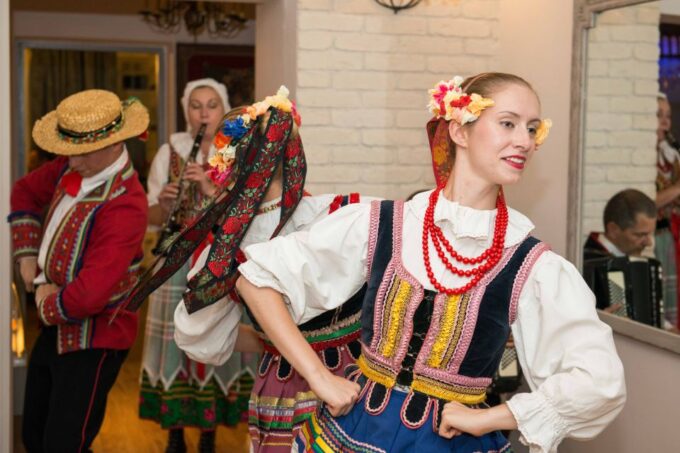 Warsaw: Day Trip to Mazovia Province and Chopins Birthplace - Admire Art and Antique Collections