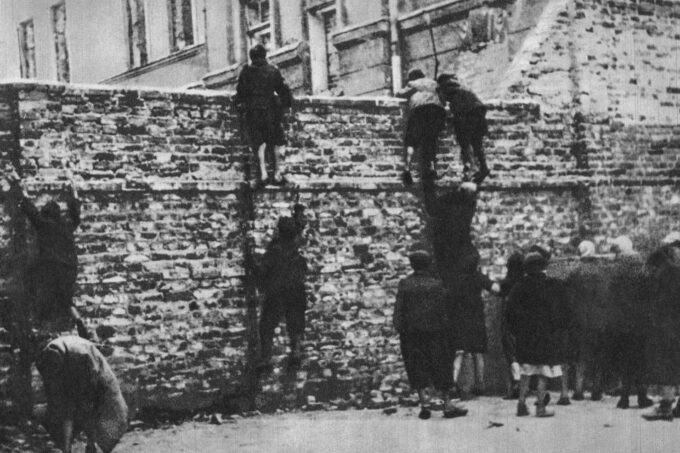 Warsaw: Ghetto, Jewish Cemetery & POLIN Museum Private Tour - Discovering the POLIN Museum