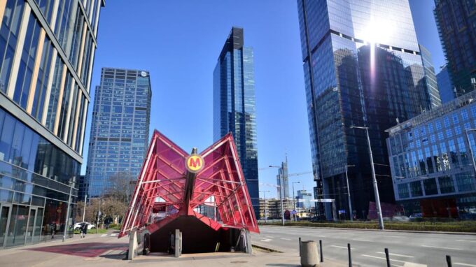 Warsaw: Insta-Perfect Walk With a Local - Language and Cancellation Policy