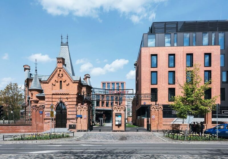 Warsaw: Praga District Tour With Vodka Museum and Tasting - Cultural and Historical Insights
