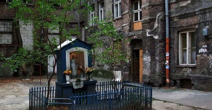 Warsaw: Praga District Tour With Vodka Museum and Tasting - Exploring Praga District