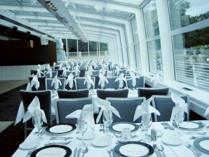 Washington DC: Christmas Eve Gourmet Brunch or Dinner Cruise - Accessibility and Attire