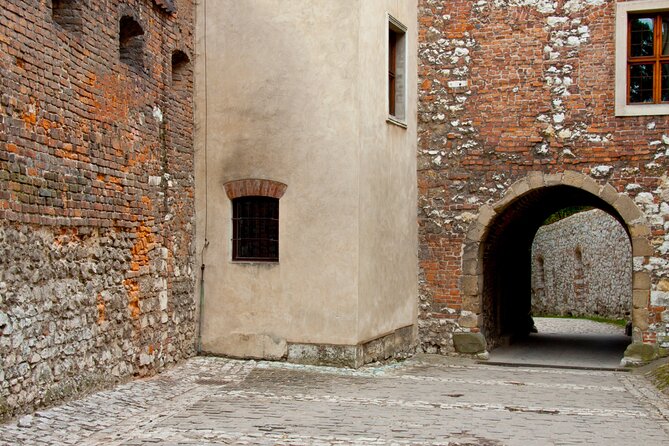 Wawel Castle and Cathedral Guided Walking Tour in Kraków - Tour Inclusions