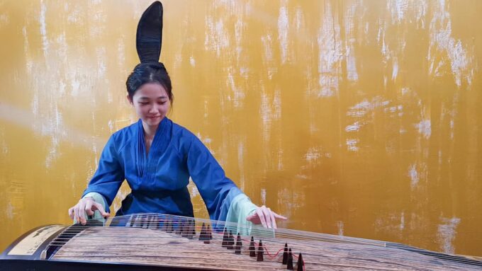 Wear Hanfu and Play Guzheng - Capture Memories